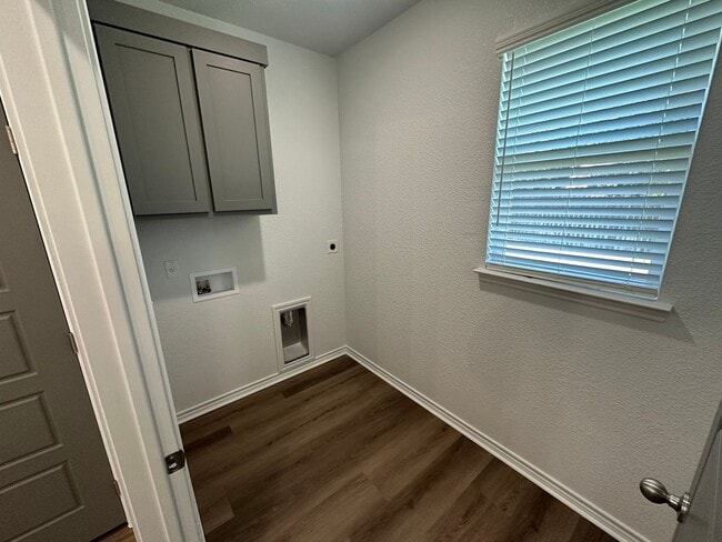 Building Photo - AVAILABLE NOW!