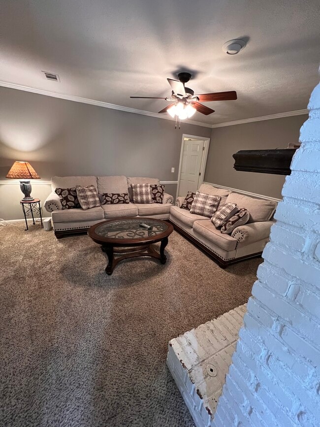 Building Photo - CASTLEWOOD Single Room