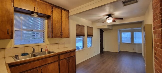 Building Photo - Charming 1 Bedroom Home With Bonus Area