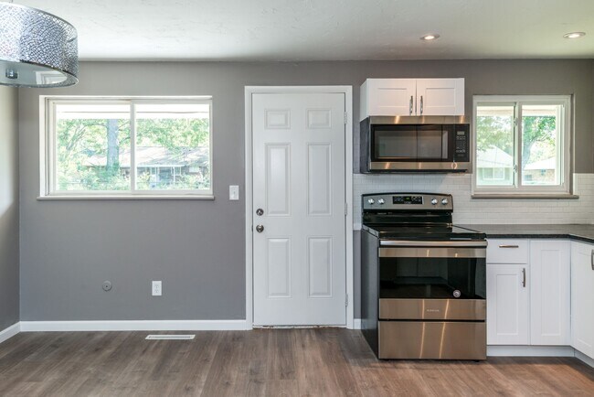 Building Photo - 6450 Chippingdon Dr