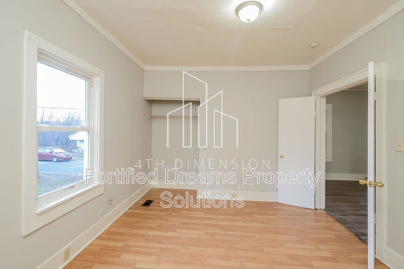 Building Photo - 918 Camel Ave