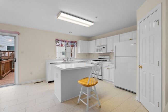 Building Photo - 3 Bed 2.5 Bath - Silver Spring Townhouse -...