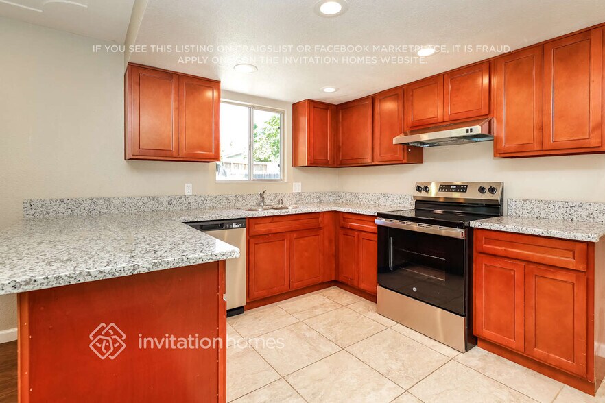 Building Photo - 563 Burlington Dr