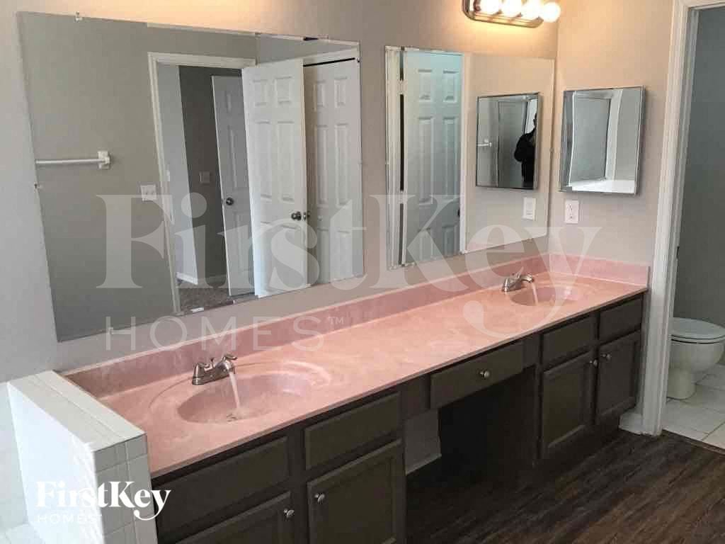 Building Photo - 1575 Pine Ct