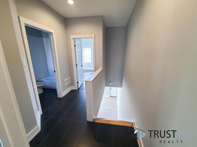 Building Photo - 2 Bedroom house with basement/backyard.