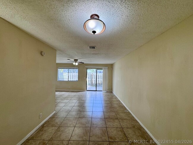Building Photo - 704 Riverside Dr