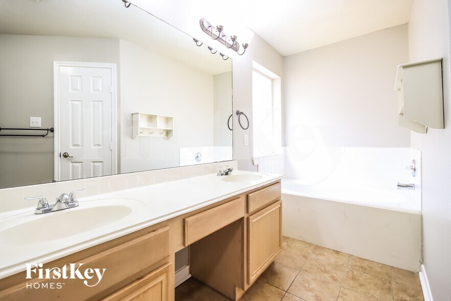 Building Photo - 26967 Crown Haven Ct