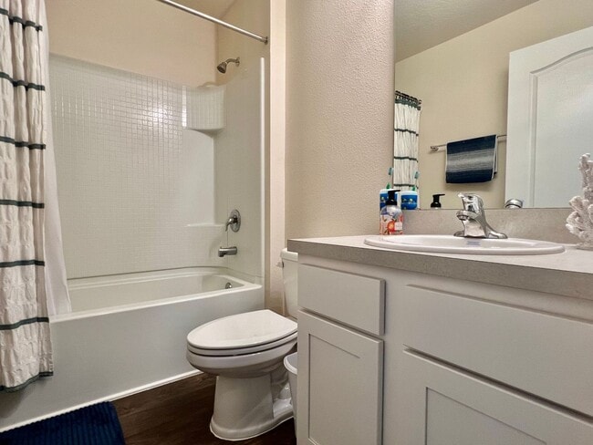 Building Photo - Available 11/1/24 Three bedroom two bath h...