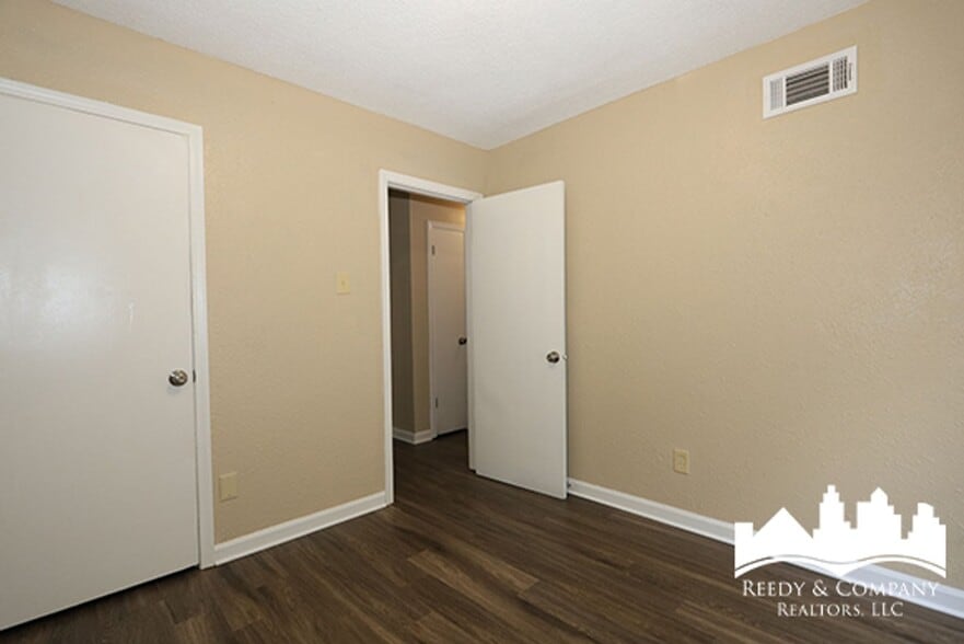 Building Photo - 3095 Normandy Dr