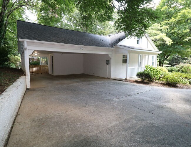 Building Photo - 2833 Wesleyan Ln