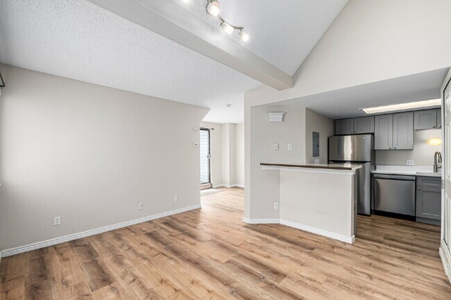 Building Photo - "Cozy 1-Bedroom Condo Retreat in Prime Tho...