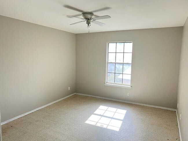 Building Photo - 2906 Flores Ave