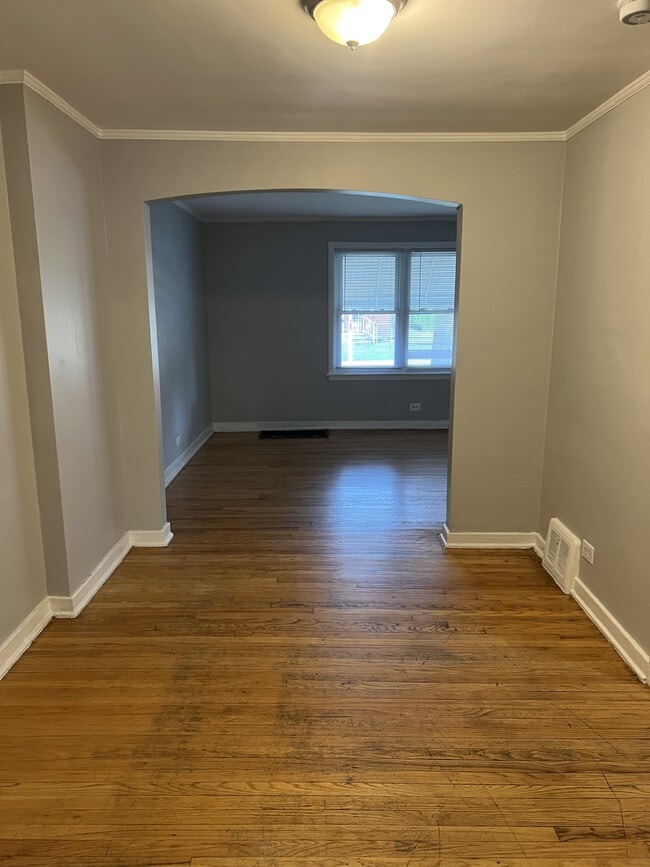 Building Photo - 9819 S Clyde Ave