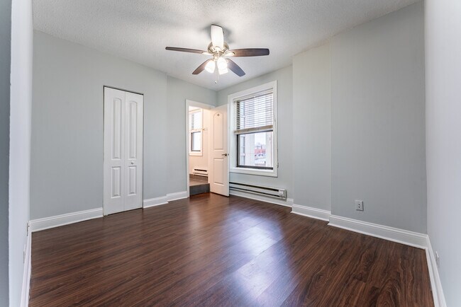 Building Photo - 4520 N Clarendon Ave