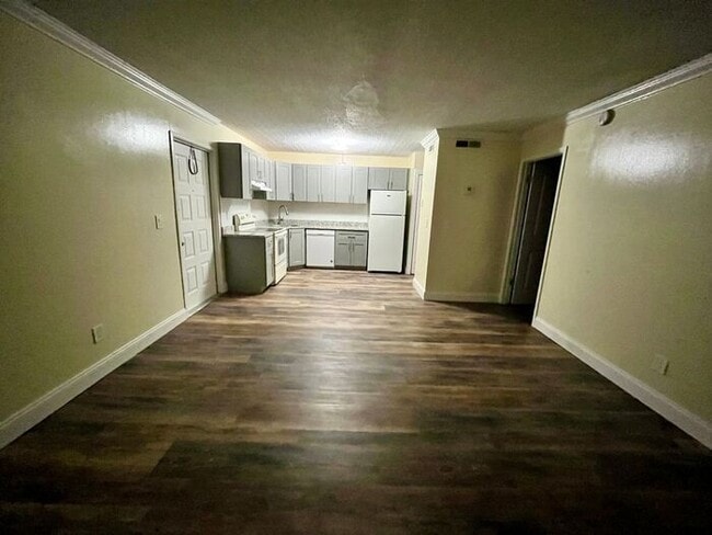 Building Photo - 1 Bedroom 2nd Floor Condo in East Orlando with Laminate Flooring and Scenic Balcony View!