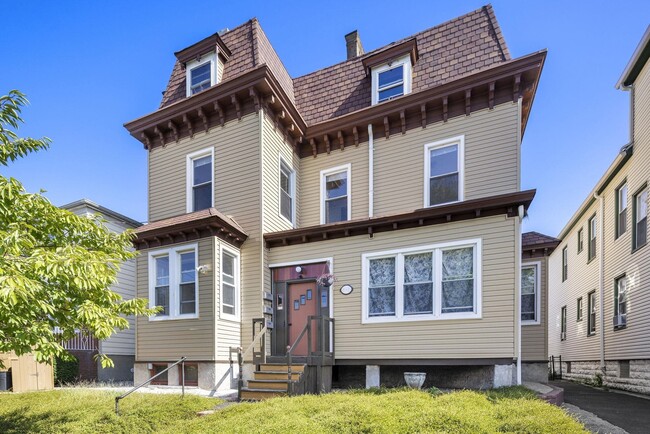 Building Photo - 17 Linden St