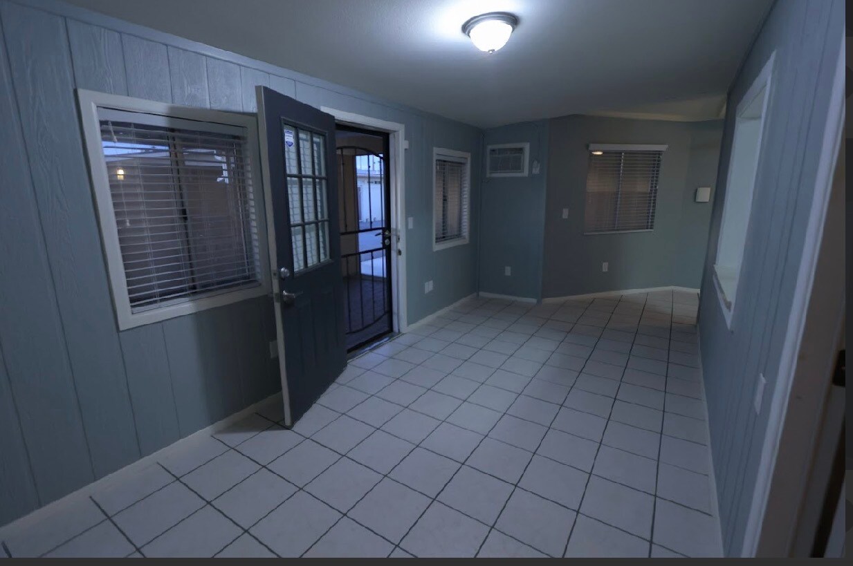 Building Photo - 10941 W Santa Fe Dr