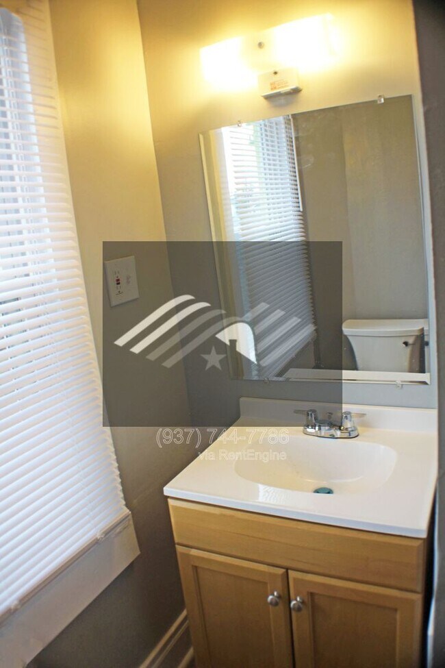 Building Photo - 419 Alberta St