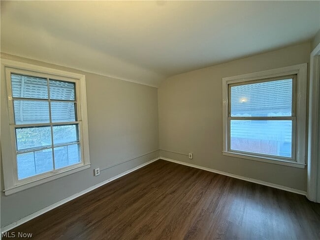 Building Photo - 1427 E 252nd St