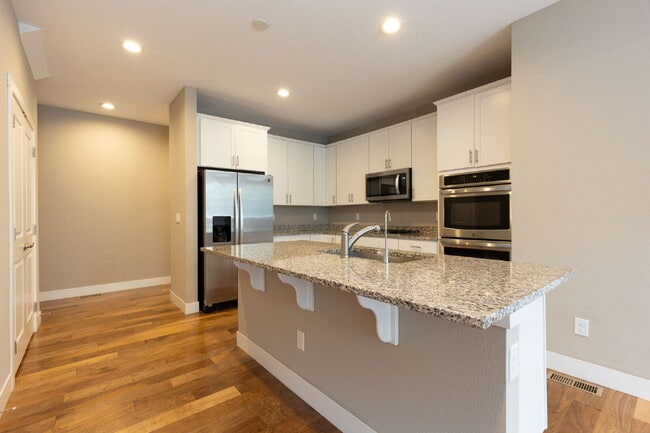 Building Photo - 6bd/4.5 bath home in Southwest Longmont!