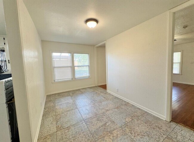 Building Photo - 110 E 8th St