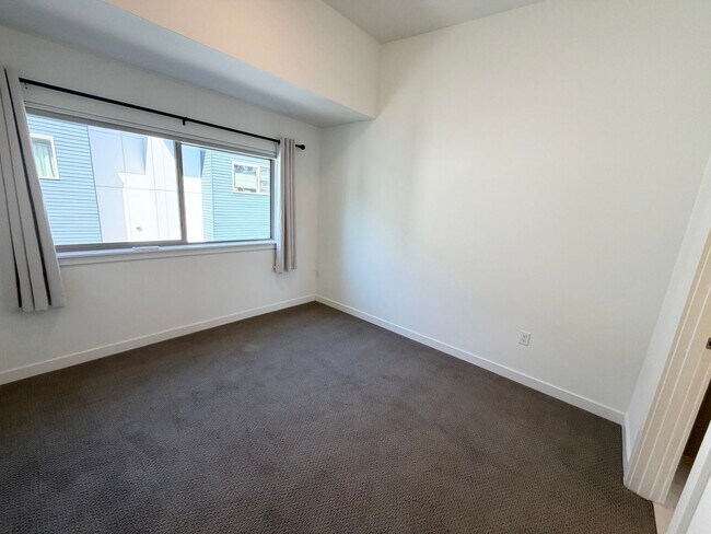 Building Photo - Modern Contemporary Townhome just one block from the Light Rail!