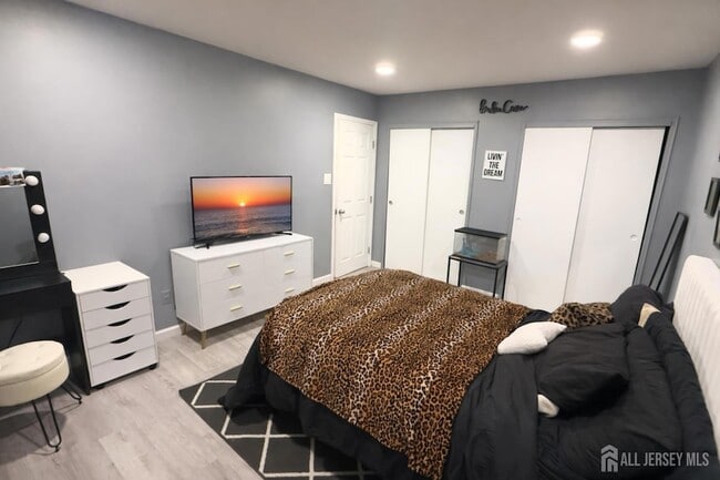 Building Photo - 289 Main St