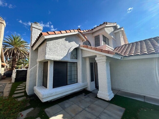 Building Photo - STUNNING 4 BEDROOM 3 BATH, 2 STORY HOME WI...