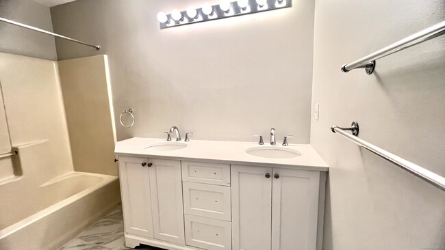 Building Photo - 16 Maple St