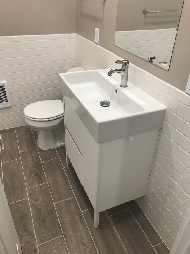 Building Photo - Top Floor Studio In The Wimbledon Condos! Ideal Location!