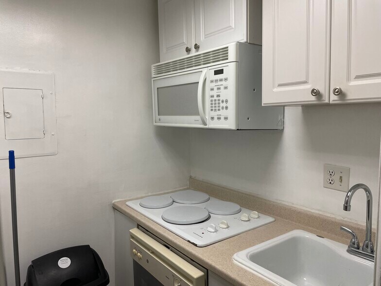 Building Photo - 2141 I St NW