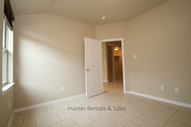 Building Photo - Loaded With Amenities!