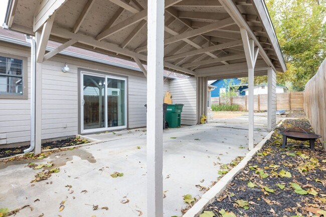 Building Photo - Beautiful home located in the heart of downtown!