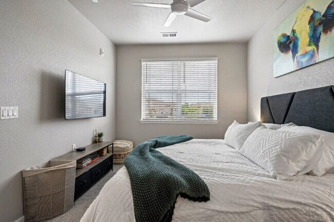 Building Photo - "Charming 2-Bed, 2-Bath Condo Retreat in Littleton - 870 Sq Ft of Cozy Elegance!"
