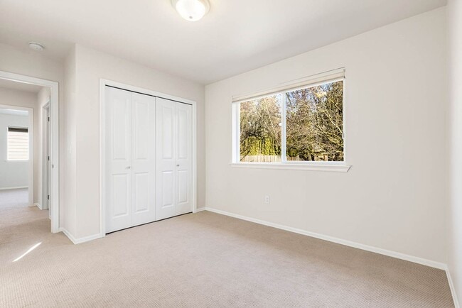 Building Photo - 824 Chelan Pl NE