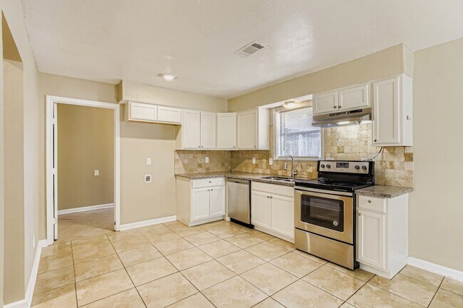 Building Photo - 15710 Sandy Hill Dr