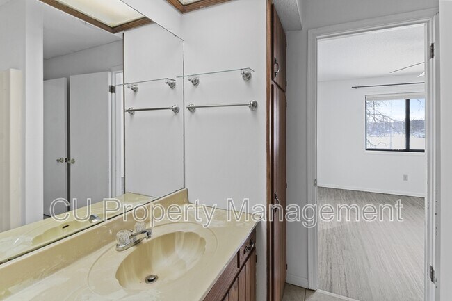 Building Photo - 1305 Christopher Cir