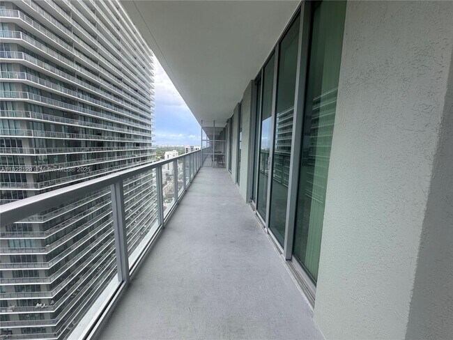 Building Photo - 1111 SW 1st Ave