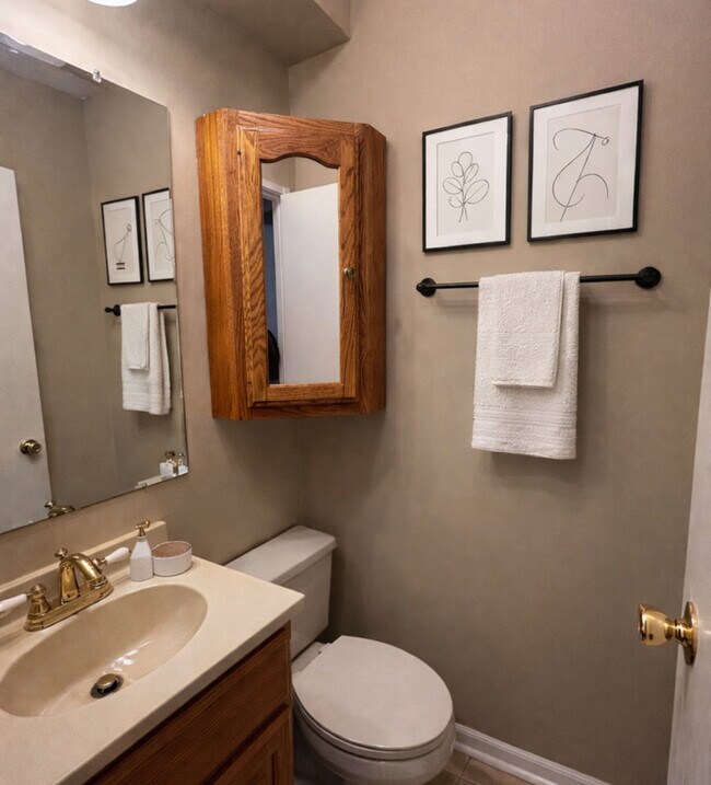 Building Photo - 5508 S Stough St