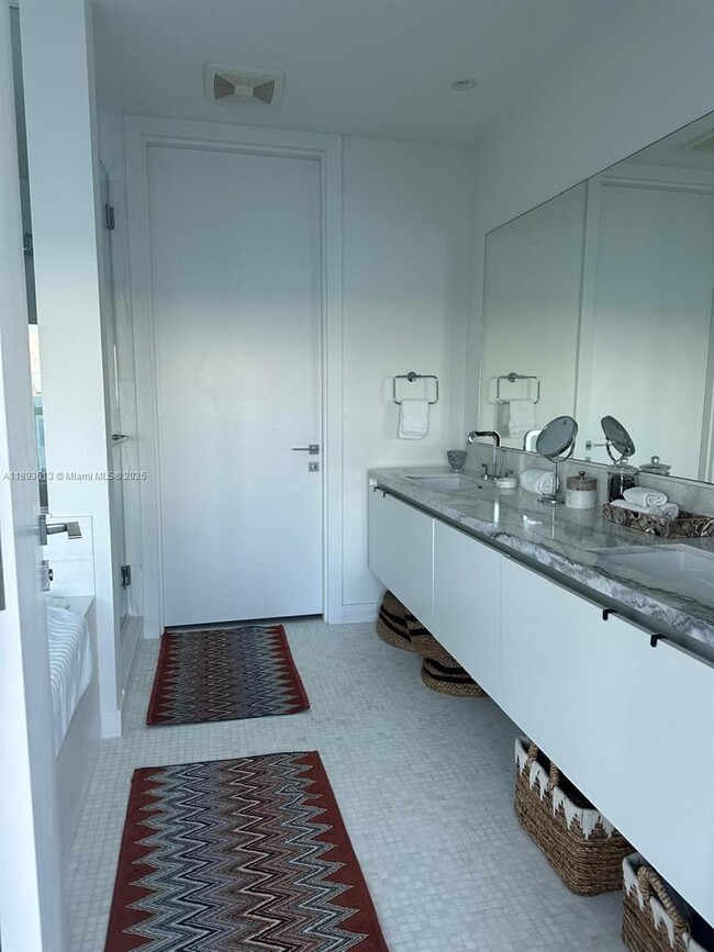 Building Photo - 700 NE 26th Terrace