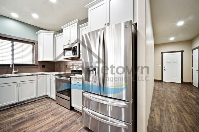 Building Photo - 3 Bedroom 2 Bathroom Home with Attached 3 Car Garage Available in Coeur d'Alene!