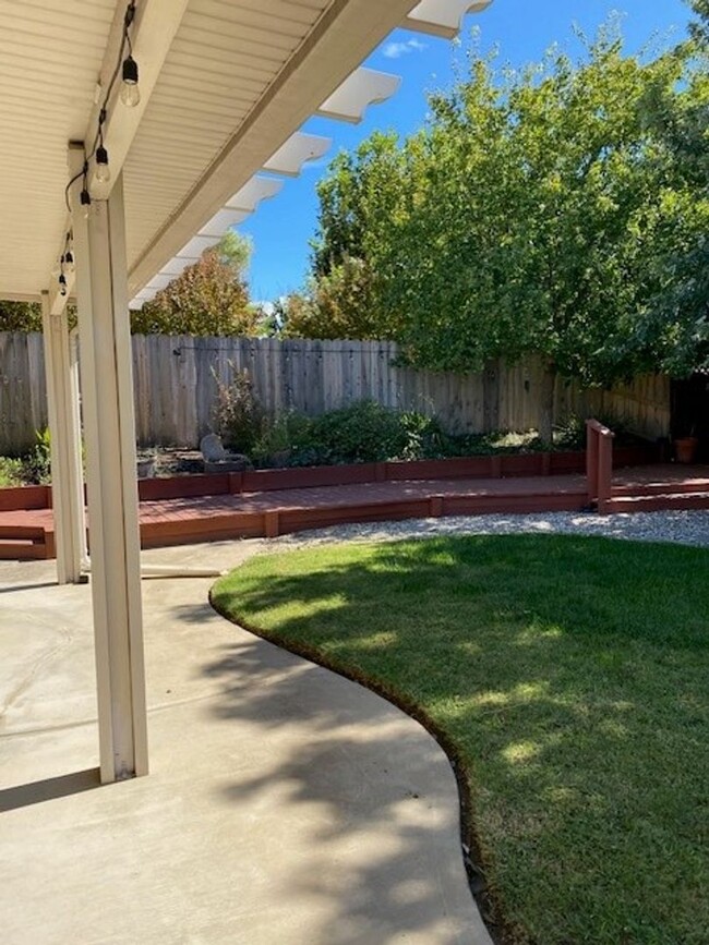 Building Photo - Lovely Home in E. Redding!!