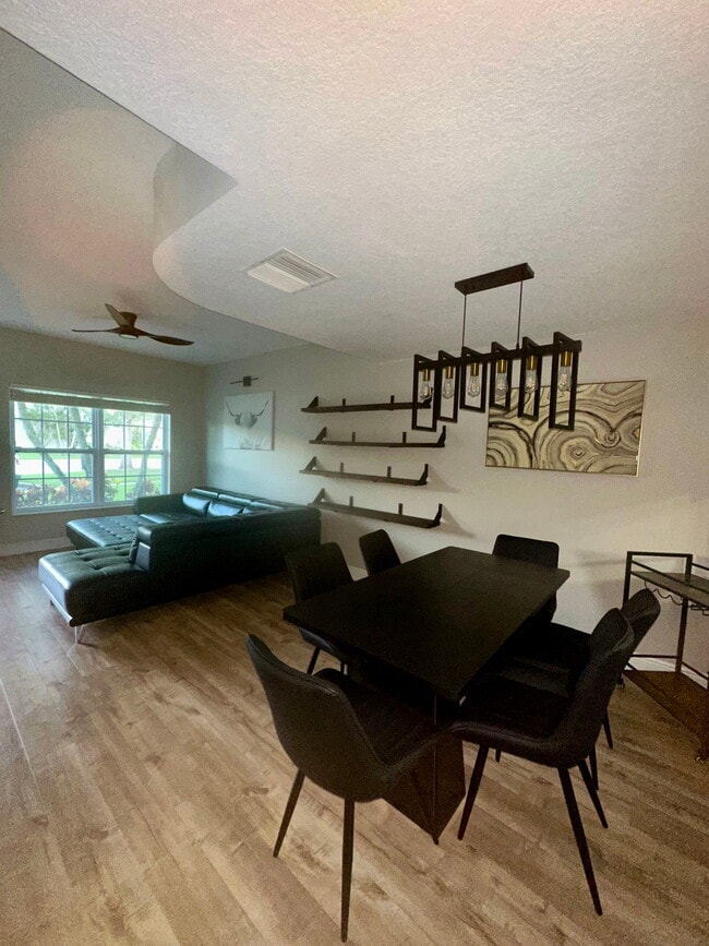 Building Photo - 7821 Sanibel Dr