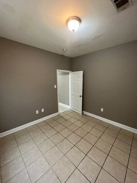 Building Photo - 1916 Eagle St