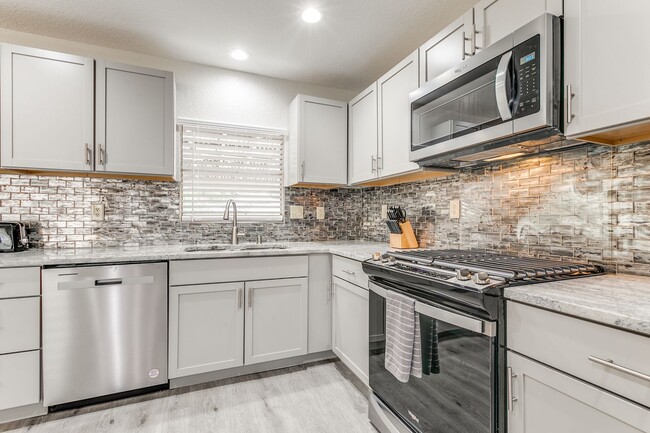Building Photo - 3 Bedroom/2 Bath Los Angeles Heights Subdi...