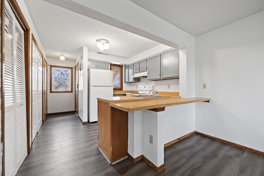 Building Photo - 740 Westwinds Dr