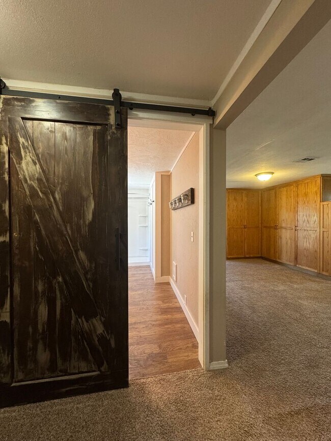 Building Photo - Rustic Charm Meets Modern Comfort!