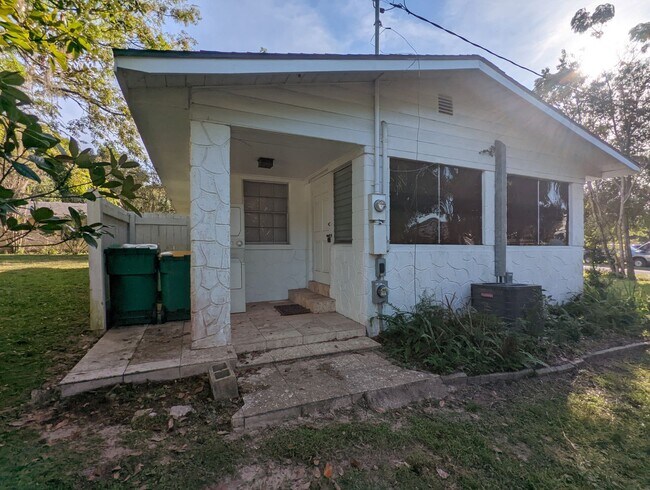 Building Photo - Lovely 2/1 home with beautiful natural woo...