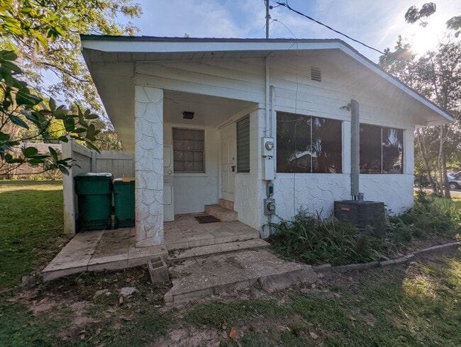 Building Photo - Lovely 2/1 home with beautiful natural wood interior