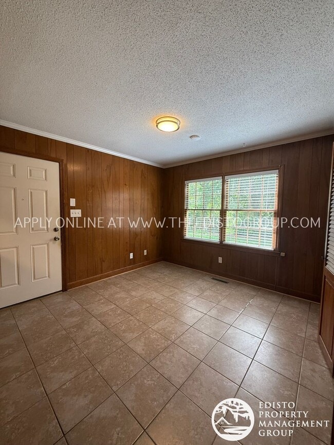 Building Photo - Charming Country Living with Modern Comforts